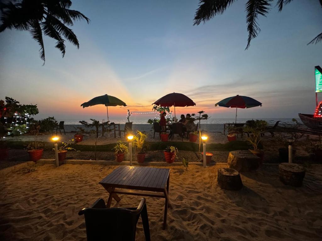 Alappuzha Beach and Nightlife