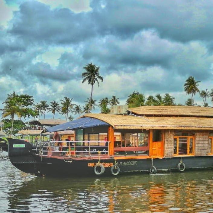 Book Houseboat in Alleppey for Backwater Day Cruise and Overnight Stay